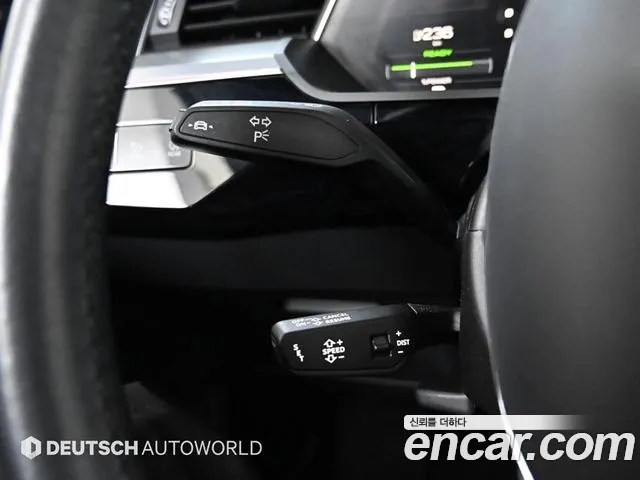 Audi e-tron 2022 — фото 18