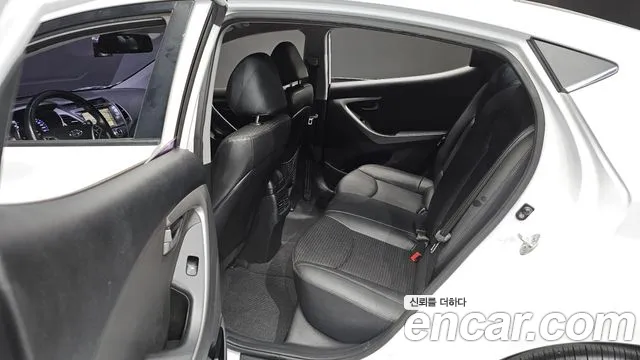 Hyundai AVANTE 2014 — фото 11