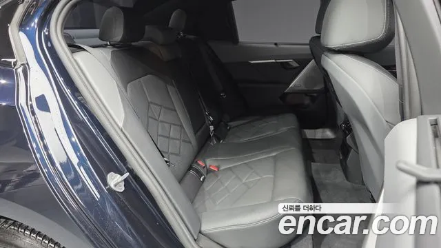 BMW 5-Series 2025 — фото 12