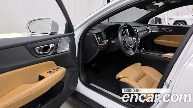 Volvo V60 2021 — фото 10
