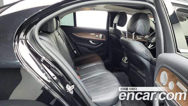Mercedes-Benz E-Class 2019 — фото 12