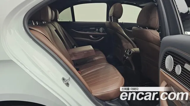 Mercedes-Benz E-Class 2021 — фото 12