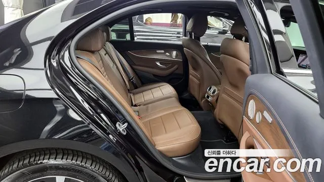 Mercedes-Benz E-Class 2021 — фото 12