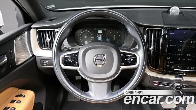 Volvo XC60 2020 — фото 13