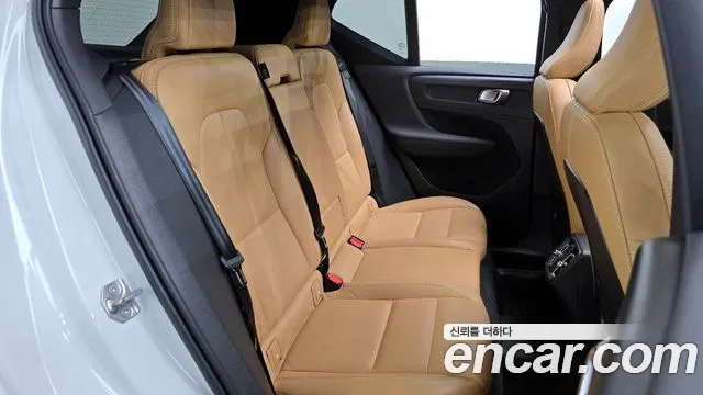 Volvo XC40 2021 — фото 12