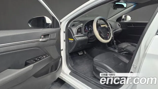 Hyundai AVANTE 2016 — фото 11