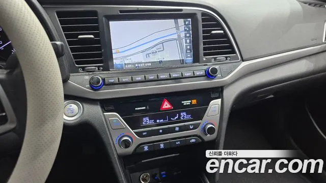 Hyundai AVANTE 2016 — фото 14