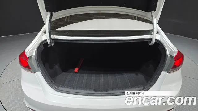 Hyundai AVANTE 2016 — фото 20