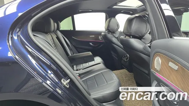 Mercedes-Benz E-Class 2022 — фото 12