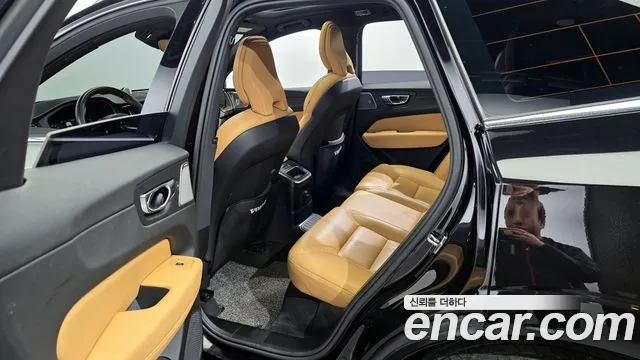 Volvo XC60 2021 — фото 11