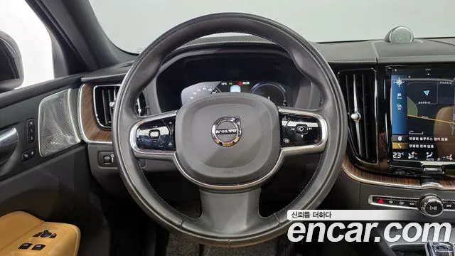 Volvo XC60 2021 — фото 13