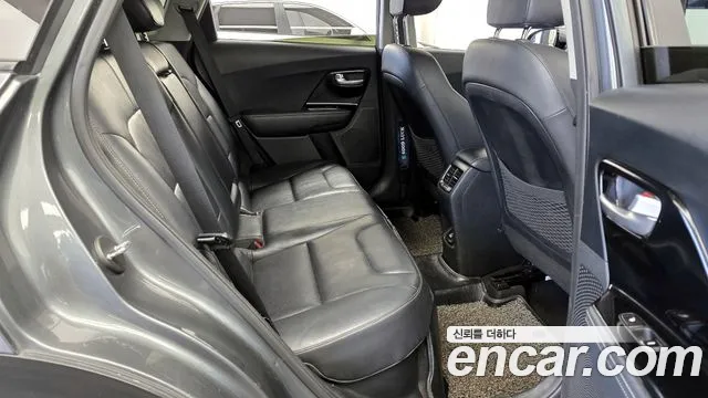 Kia Niro 2017 — фото 12