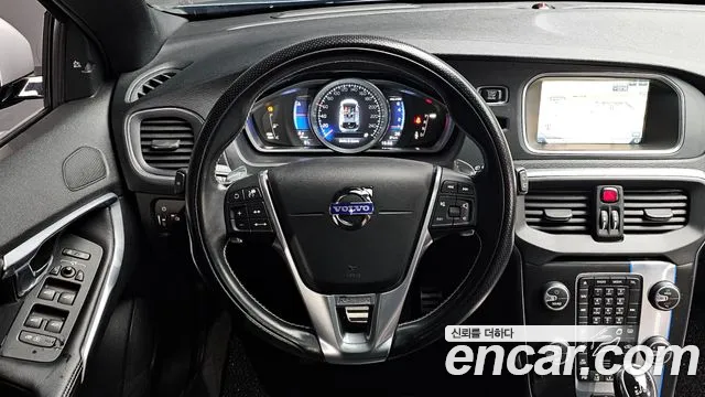 Volvo V40 2015 — фото 14