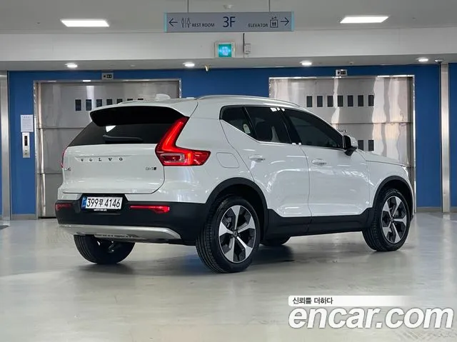 Volvo XC40 2025 — фото 2