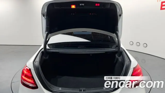 Mercedes-Benz E-Class 2018 — фото 20