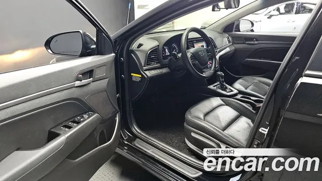 Hyundai AVANTE 2017 — фото 10