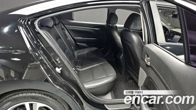Hyundai AVANTE 2017 — фото 12