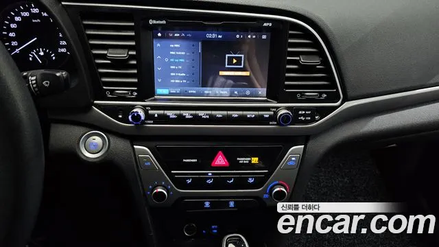 Hyundai AVANTE 2017 — фото 14
