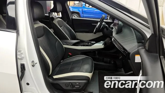 Kia EV6 2023 — фото 11