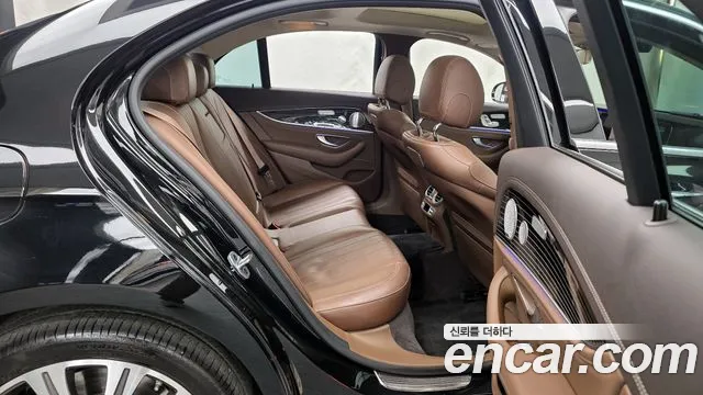 Mercedes-Benz E-Class 2020 — фото 12