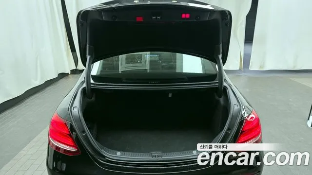 Mercedes-Benz E-Class 2020 — фото 20