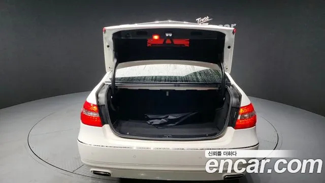 Mercedes-Benz E-Class 2013 — фото 20