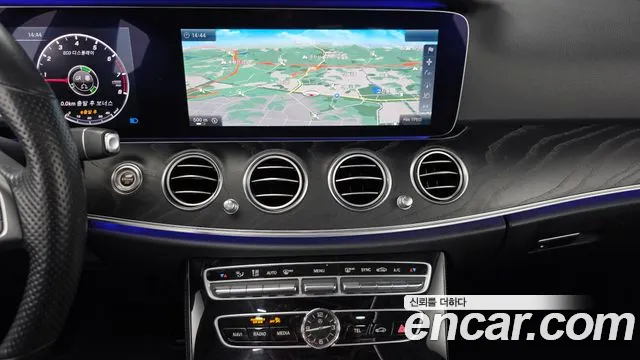Mercedes-Benz E-Class 2017 — фото 17