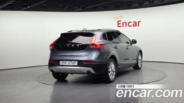 Volvo V40 2018 — фото 2