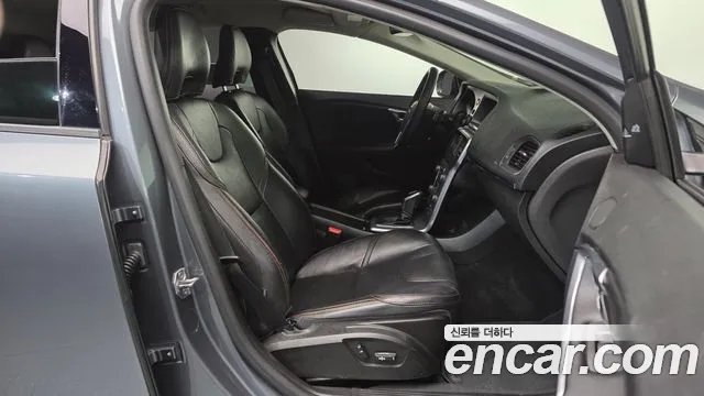 Volvo V40 2018 — фото 11