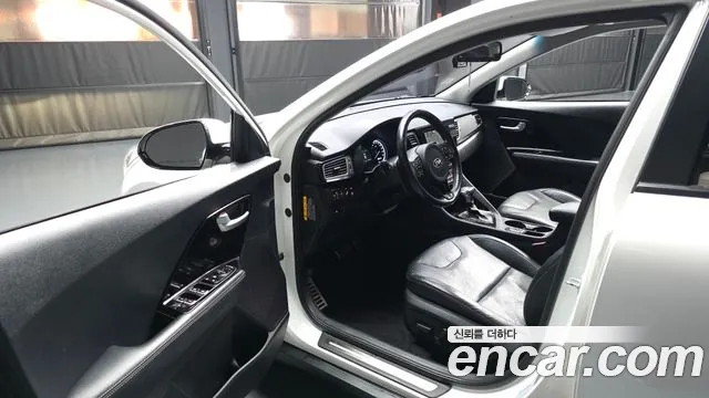 Kia Niro 2017 — фото 10