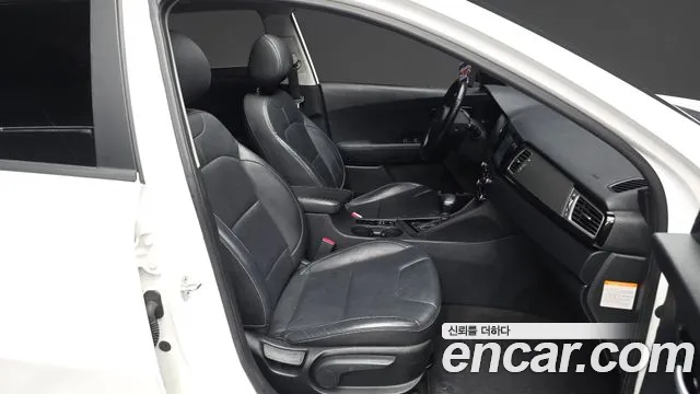 Kia Niro 2017 — фото 11