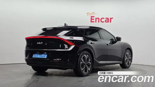 Kia EV6 2023 — фото 2