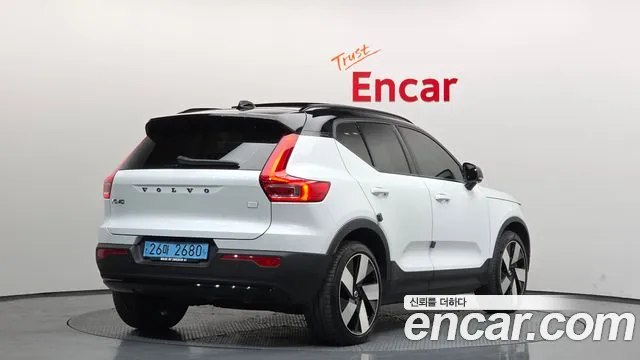 Volvo XC40 2023 — фото 2