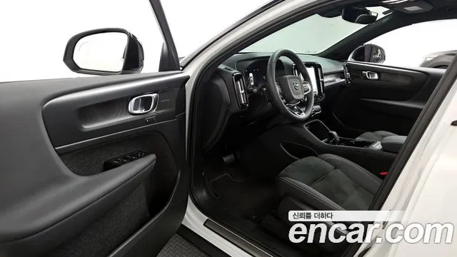 Volvo XC40 2023 — фото 10
