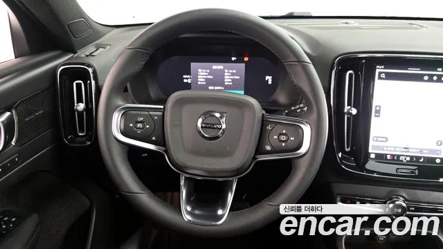 Volvo XC40 2023 — фото 13