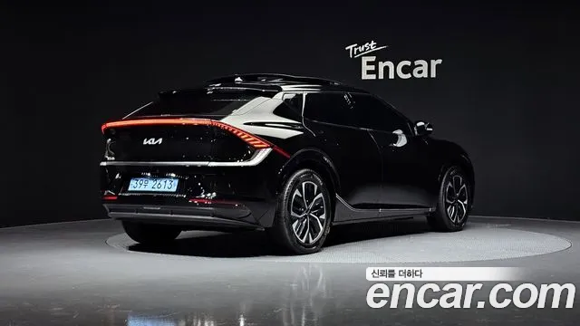 Kia EV6 2023 — фото 2