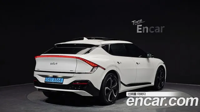 Kia EV6 2023 — фото 2