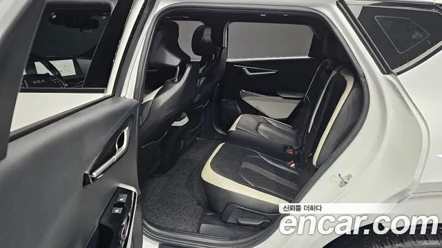 Kia EV6 2023 — фото 11