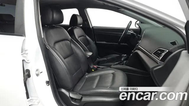 Hyundai AVANTE 2017 — фото 11