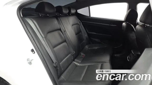 Hyundai AVANTE 2017 — фото 12