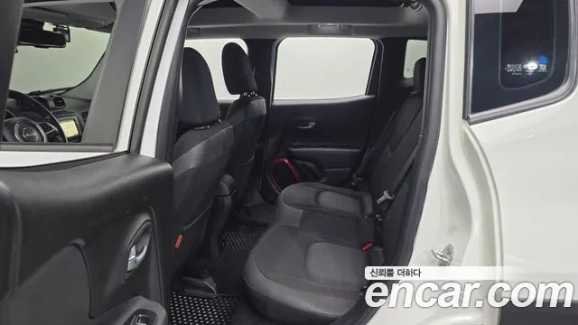 Jeep Renegade 2017 — фото 11