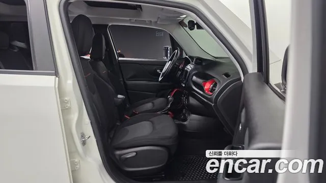 Jeep Renegade 2017 — фото 12