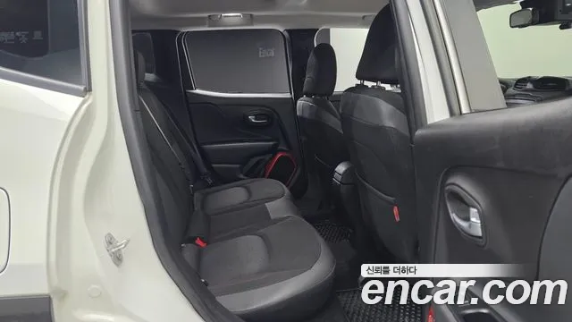 Jeep Renegade 2017 — фото 13