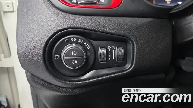 Jeep Renegade 2017 — фото 15
