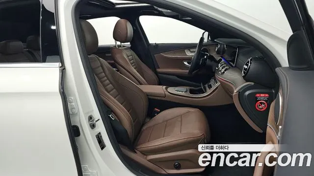 Mercedes-Benz E-Class 2023 — фото 10