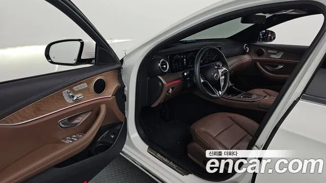 Mercedes-Benz E-Class 2023 — фото 11