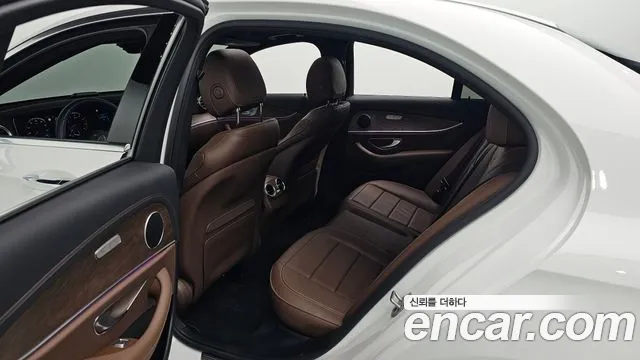 Mercedes-Benz E-Class 2023 — фото 12