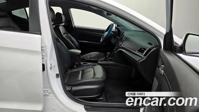 Hyundai AVANTE 2017 — фото 10