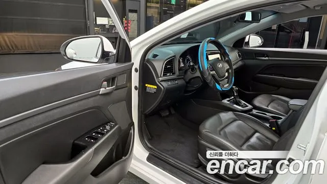 Hyundai AVANTE 2017 — фото 11