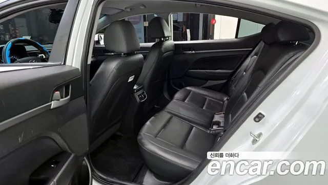 Hyundai AVANTE 2017 — фото 13